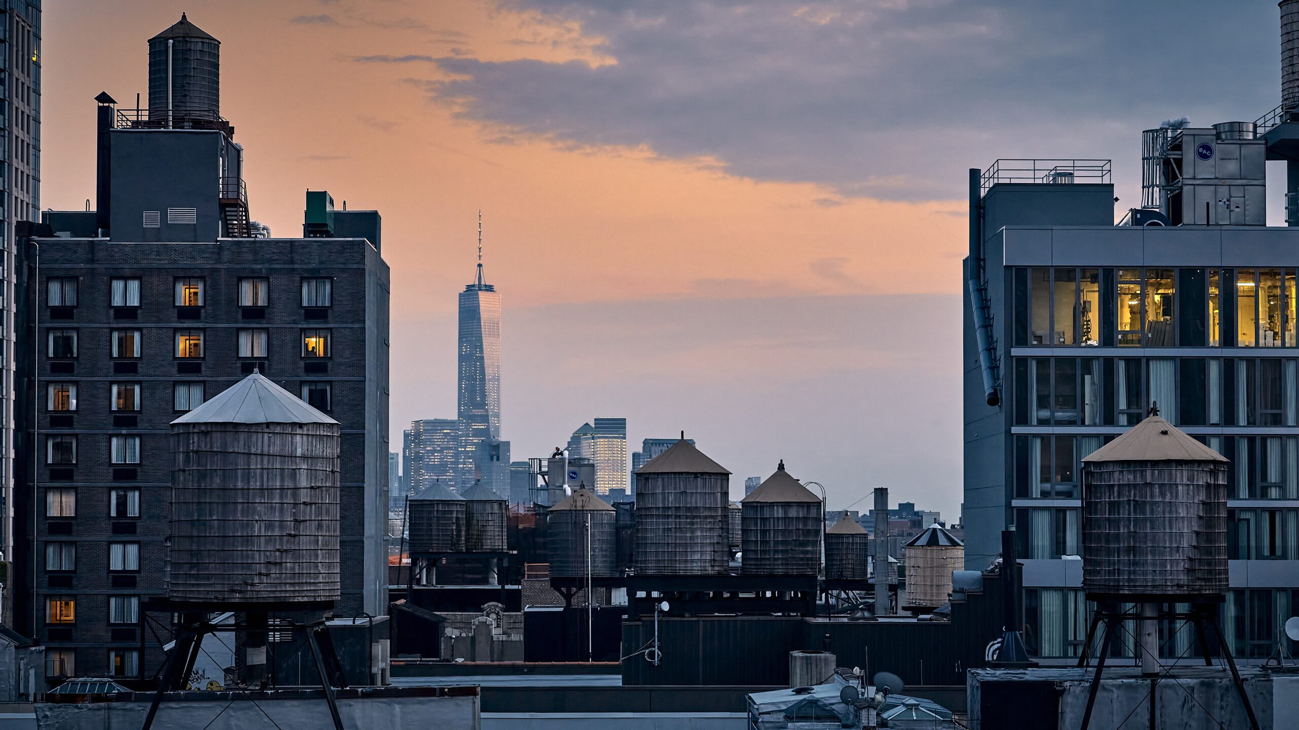 mesmerizing-rooftop-view-manhattan-new-york-sunset-hour-scaled